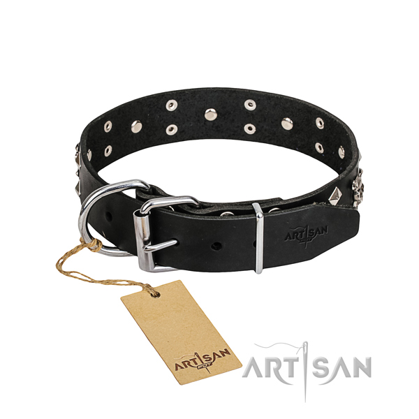 Leather dog collar with rounded edges for convenient everyday outing